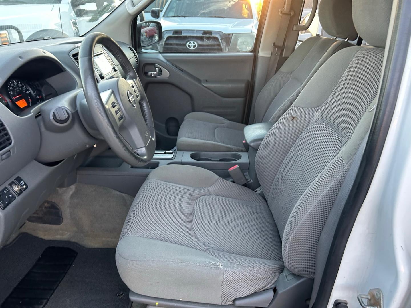 2018 White Nissan Frontier SV Crew Cab LWB 5AT 2WD (1N6AD0FR5JN) with an 4.0L V6 DOHC 24V engine, 5A transmission, located at 1687 Business 35 S, New Braunfels, TX, 78130, (830) 625-7159, 29.655487, -98.051491 - Photo#6